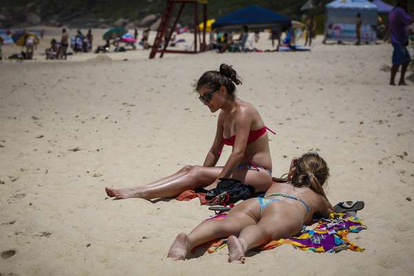 23 de dezembro - Apesar do tempo úmido, o sol apareceu em Florianópolis nesta segunda-feira, levando banhistas à Praia Mole