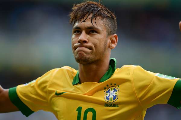 Brasileiros que queiram torcer na próxima Copa vestindo a camisa oficial da seleção podem comprar o produto, na versão para torcedor, por R$ 229. A camisa idêntica a utilizada pelos jogadores é mais cara: R$ 349,90