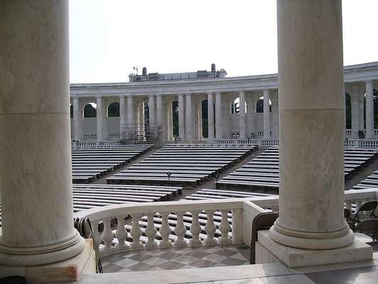 Arlington National Cemetery - Washington DC, EUAO mais tradicional cemitério militar dos Estados Unidos, em Arlington, Virginia, atrai quatro milhões de visitantes todo ano. Como imaginado, o espírito patriótico norte-americano está por toda parte: as lápides homenageiam americanos mortos desde a Guerra da Independência até a Guerra do Iraque. Destaques para o Memorial de Iwo Jima e o Túmulo do Soldado Desconhecido, cujo monumento é guardado pela Guarda de Honra do Exército. Lá também estão enterrados membros da tradicional família Kennedy, incluindo o ex-presidente John Kennedy e Jacqueline Onassis