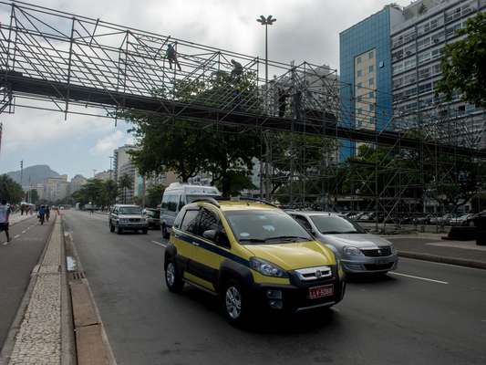 Na sexta-feira, era possível ver operários trabalhando na montagem do palco para o Réveillon de Copacabana, que deverá reunir 2,3 milhões de pessoas