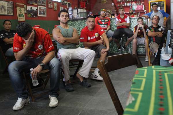 Parte da torcida da Portuguesa se reuniu para assistir ao julgamento que definiu a queda da equipe rubro-verde na sede da torcida organizada Leões da Fabulosa - os torcedores vibraram como um "dia de jogo", mas não resistiram ao desânimo com a confirmação da perda dos pontos