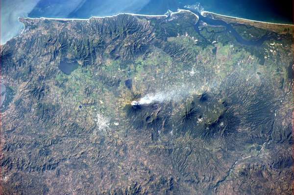 O americano Rick Mastracchio, que está na Estação Espacial Internacional (ISS), divulgou esta imagem de um vulcão em El Salvador no dia 30 de dezembro