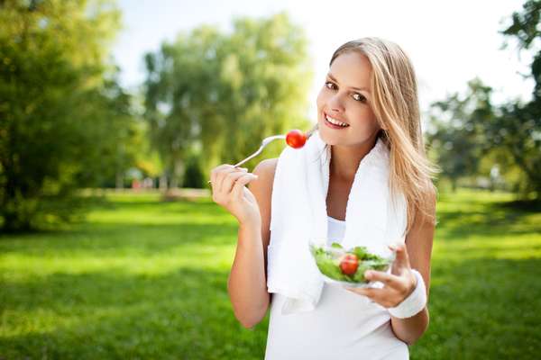 Durante as férias de verão, a boa forma pode ser mantida com a realização de exercícios físicos simples e alimentação balanceada