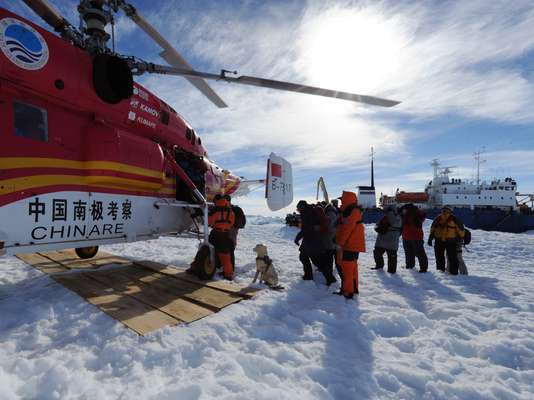 Passageiros do navio MV Akademik Shokalskiy embarcam em helicóptero chinês nesta quinta-feira. A aeronave resgatou com segurança os 52 passageiros da embarcação, que estava encalhada na Antártida desde a véspera do Natal