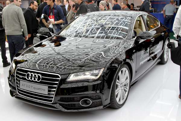 A Audi demonstrou na CES 2014, em Las Vegas, o modelo A7 com a tecnologia de condução sem a necessidade do motorista. O modo de condução automática usa radares e lasers para monitorar outros carros ao redor, enquanto a câmera, acoplada, ao parabrisa, controla se o carro permanece dentro da faixa de rolamento. Um monitor LCD no painel de instrumentos mostra a representação do tráfego ao redor da veículo