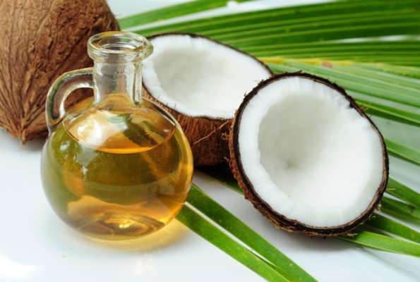 Como reforça o sistema imunológico, o óleo de coco também traz ganhos para a saúde bucal