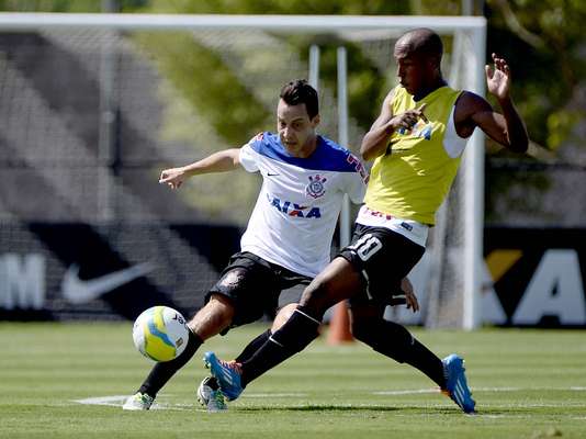 Corinthians voltou aos treinos na manhã desta quinta-feira no CT do clube em São Paulo; jogadores trabalham para início do Campeonato Paulista