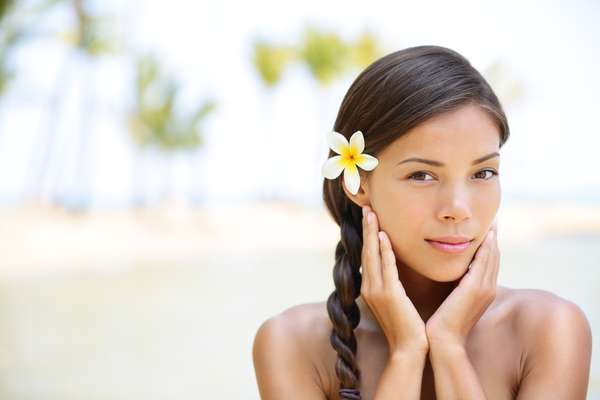 Durante o verão, a exposição excessiva ao sol, além de acentuar o risco de queimaduras, pode facilitar o surgimento da chamada acne solar