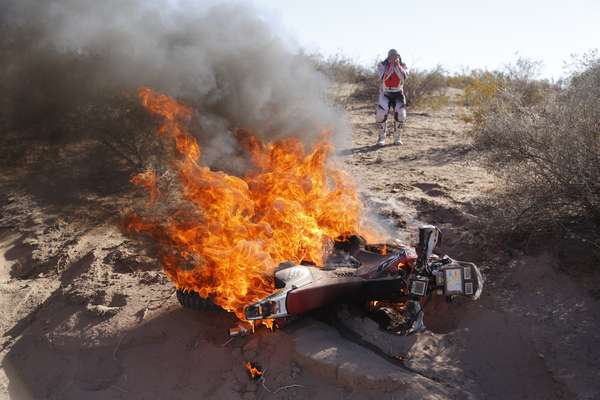 Campeão do Rali dos Sertões 2013, o português Paulo Gonçalves abandonou nesta quinta-feira (9) o Rali Dakar 2014. Na etapa entre Chilecito e Tucumán, na Argentina, Gonçalves sofreu um acidente que provocou chamas em sua moto. O português pediu ajuda, mas não conseguiu evitar a destruição do veículo e foi às lágrimas.