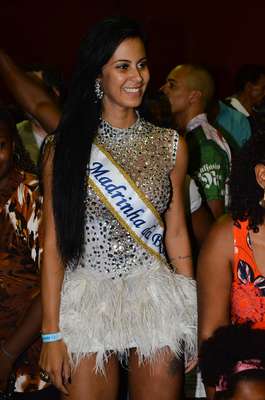 Lorena Bueri, eleita Gata do Paulistão em 2012, recebeu na noite de sábado (11) a faixa de madrinha de bateria da escola de samba Pérola Negra, em São Paulo. A agremiação levará para avenida no Carnaval de 2014 o enredo Caminhos segui, lugar encontrei... Pérola Negra a suprema Felicidade!.
