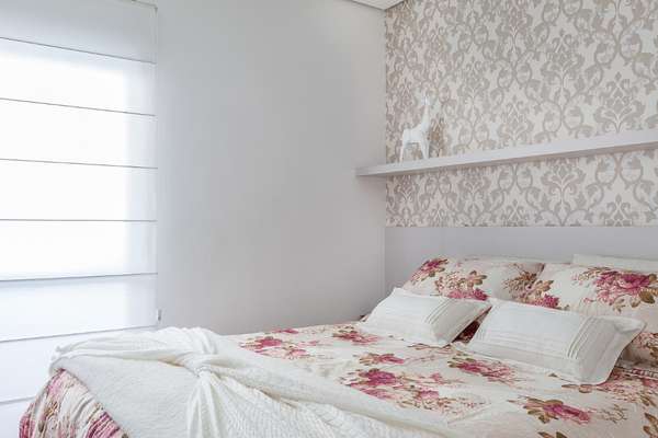 Em cinco meses a arquiteta Marcy Ricciardi transformou o apartamento de 130 m² entregue pela construtora. Para isso, optou por trocar peças-chaves, como os revestimentos. No quarto do casal, a principal proposta era gerar um espaço suave e leve, por isso a escolha dos tons sobre tons, explica a arquiteta. Informações: (11) 2669-9741