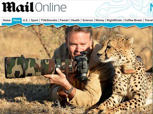 Deitado sobre a grama em uma reserva africana, o fotógrafo Chris Du Plessis parece ensinar Mtombi, a chita (ou guepardo), a fotografar. Ela aprende as lições parada tranquilamente ao lado dele. O animal, aparentemente relaxado - apesar do ambiente hostil e do "invasor" humano - aproveita a aula. O registro foi feito na África do Sul, onde o alemão capturava imagens da vida selvagem. Apesar de aparentemente dócil, a chita caça sozinha. Depois de visitar o fotógrafo, Mtombi seguiu seu caminho no safári
