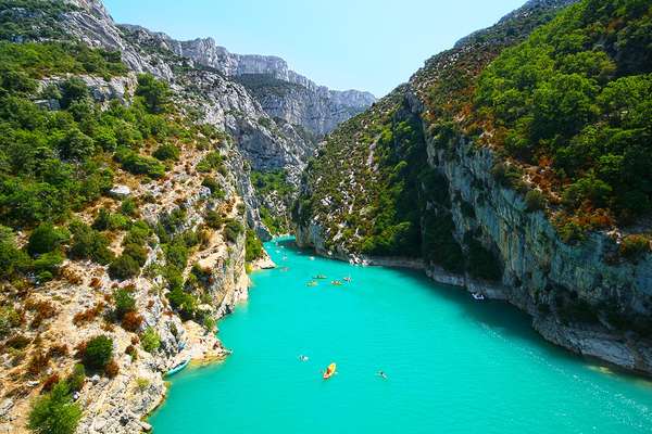 Gorges du VerdonVisualize a combinação: um rio de águas turquesas atravessando um gigante cânion, este rodeado de imponentes falésias de calcário que sediam, em seu topo, vastos campos de lavanda com visual cor de púrpura e suaves aromas. Ok, pode parar de sonhar acordado. Tudo isso e mais fazem do Gorges du Verdon, nos Alpes de Haute-Provence (sudeste da França), um dos mais belos parques regionais franceses