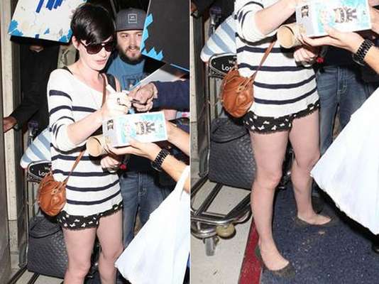 Anne Hathaway foi vista usando a sapatilha Campana Papel, da Melissa, no aeroporto de Los Angeles