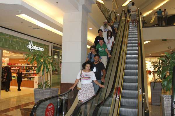 Cerca de 20 pessoas participaram neste domingo do "rolezinho" no Moinhos Shopping, em Porto Alegre. No Facebook, havia mais de 500 confirmados no evento