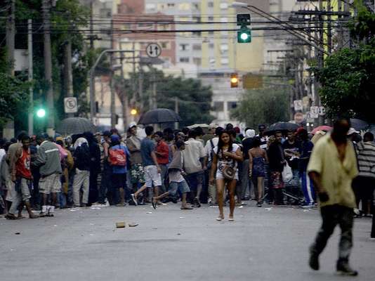 23 de janeiro - Moradores e usuários de crack da rua Barão de Piracicaba, na região da Cracolândia, em São Paulo, relataram suposto uso excessivo de força por parte da Polícia Civil na tarde desta quinta-feira
