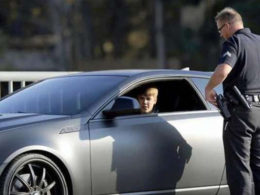 Conducir en estado de ebriedad. Justin Bieber fue arrestado por hacer carreras ilegales de autos, bajo los efectos del alcohol y resistirse a las autoridades el 23 de enero de 2014, después de supuestamente conducir a exceso de velocidad en una zona residencial de Miami Beach en un Lamborghini amarillo con una licencia de conducir expirada.