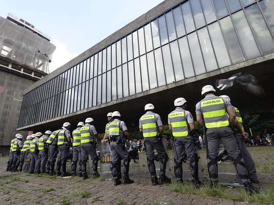 25 de janeiro - O policiamento foi reforçado na Avenida Paulista em preparação para o protesto reunido sob o lema "Não vai ter Copa"