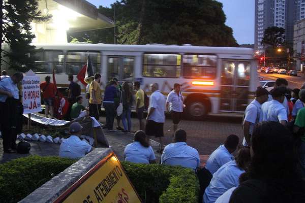 27 de janeiro - Motoristas de ônibus cruzaram os braços no primeiro dia da greve dos rodoviários que afeta o transporte coletivo de Porto Alegre. Apenas 30% da frota está nas ruas, com os demais ônibus parados em garagens. Entre outras reivindicações, os rodoviários pedem reajuste salarial