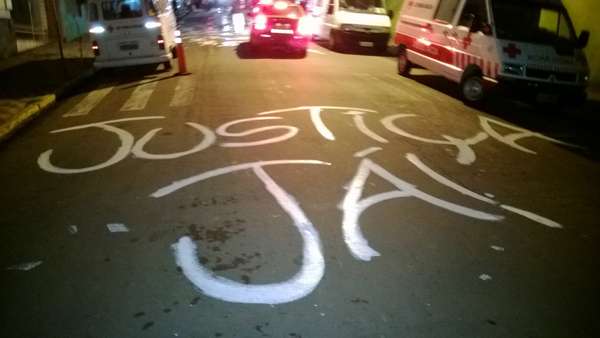Pedido de Justiça gravado no asfalto de Santa Maria