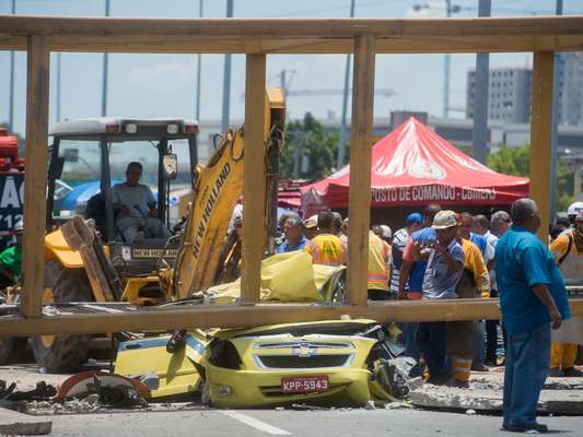 28 de janeiro - Um táxi ficou completamente destruído na queda da passarela