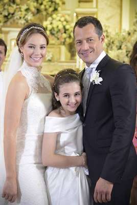 Depois de muitas idas e vindas, os personagens Paloma (Paola de Oliveira) e Bruno (Malvino Salvador) irão renovar o enlace e fechar o último capítulo da novela Amor à Vida como manda o figurino: com uma bela festa de casamento. Na foto, eles aparecem durante a primeira cerimônia