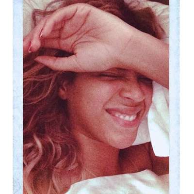 Beyoncé costuma aparecer produzida, com pele perfeita, olhos marcados e batom, seja em tom clarinho ou forte. Mas a cantora publicou duas foto de cara lavada na quarta-feira (29). Ainda na cama, ela aparece sorrindo em uma das imagens, sem maquiagem e brinco, com a mão na testa