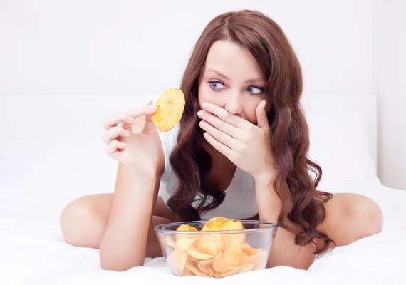 Consumo excessivo de fritura, doce e refrigerante favorece a concentração de toxinas responsáveis pela inflamação das células envolvidas nas camadas do tecido cutâneo