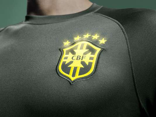 A Nike divulgou, nesta sexta-feira, o terceiro uniforme da Seleção Brasileira para a Copa de 2014 - o modelo conta com um tom de verde escuro quase negro