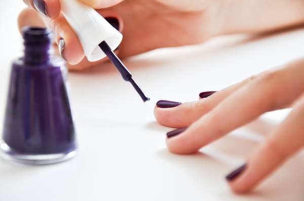 Algumas dicas simples podem ajudar a manter a saúde e a beleza das unhas; confira 5 dicas listadas pelo site da revista Cosmopolitan