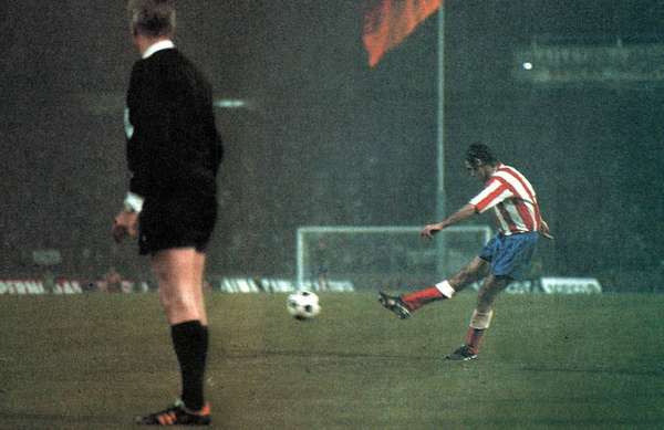 Gol de Luis Aragonés de lanzamiento de falta durante la final de la Copa de Europa disputada en 1974 entre el Atlético y el Bayern alemán (1-1).