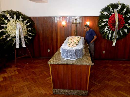 Corpo do cineasta Eduardo Coutinho, assassinado no domingo, é velado no Cemitério São João Baptista, em Botafogo, no Rio de Janeiro, nesta segunda-feira