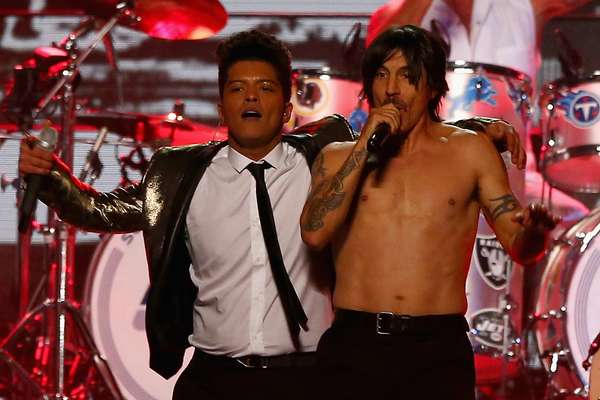 Bruno Mars e Red Hot Chili Peppers fizeram o show do intervalo do Super Bowl entre Denver Broncos e Seattle Seahawks; veja fotos