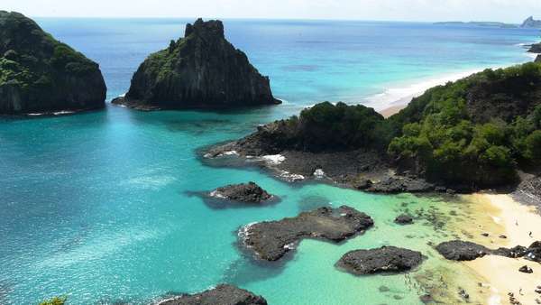Romântico por natureza, Fernando de Noronha conta com 21 ilhas, águas cristalinas, areia branquinha e opções de passeios para casais apaixonados