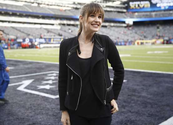 Além de atrair a atenção de vários fãs do futebol americano pelo mundo, o Super Bowl costuma cativar celebridades, que acompanham o esporte nos Estados Unidos. Na final entre Seattle Seahawks e Denver Broncos não foi diferente. Atores, como Jennifer Garner (foto), cantores e atletas marcaram presença no Metlife Stadium, em Nova Jersey, para acompanhar a tranquila vitória dos Seahawks por 43 a 8. Confira fotos de famosos no evento: