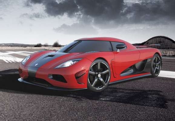 Con el Koenigsegg Agera R 2013 se busco mejorar el carbono visible en el capó delantero y el parachoques, los nuevos winglets laterales delanteros, llantas de fibra de carbono revolucionarias Aircore, nuevo escape Aero, una mayor potencia y un límite de RPM elevado.
