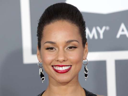 Sucesso com o hit Girl on fire, Alicia Keys se destaca pela pele iluminada conquistada por meio de uma rotina que tem como principal trunfo a ingestão de água