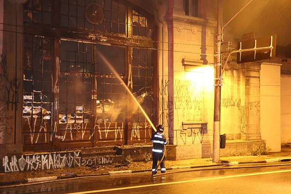 Bombeiros combatem o incêndio no prédio co Centro Cultural do colégio Liceu, no centro de São Paulo