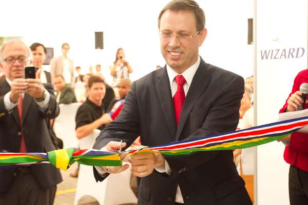 O bilionário Carlos Wizard é fundador de uma das maiores redes de ensino de línguas do país, o Grupo Multi Educação, com mais de 3 mil escolas. Vendeu o conglomerado em dezembro para a gigante britânica Pearson
