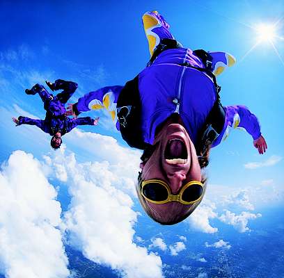 Lánzate del paracaídas. Nada mejor que aventurarte a una experiencia única que te hará sentir toda la adrenalina al lado del que amas. No pierdas la oportunidad de sentir el aire en tu rostro y ver el cielo desde otra perspectiva.