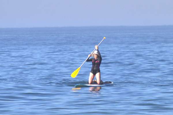 A atriz Bárbara Paz aproveitou a ensolarada quinta-feira (6) para ter aulas práticas de stand up paddle, esporte cada vez mais comum entre as celebridades no Rio de Janeiro, na praia da Barra da Tijuca, na zona oeste carioca