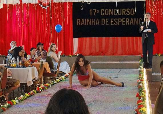 Helena e Shirley vão participar do concurso que elegerá a Miss Esperança. Leninha tropeça ao ver Laerte na plateia e cai na passarela. Shirley leva a melhor e é coroada