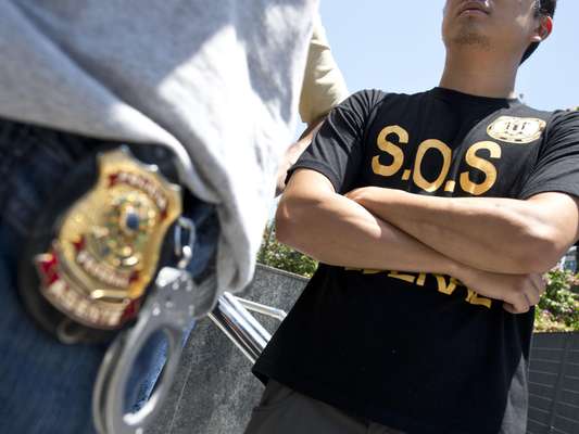 Agentes, escrivães e papiloscopistas da Polícia Federal em Brasília penduraram as algemas simbolicamente, em protesto por melhores salários e condições de trabalho