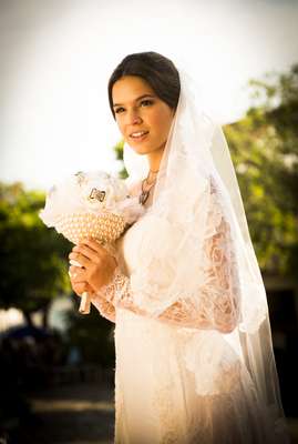 Bruna Marquezine com o vestido de noiva de renda, que demorou seis meses para ser confeccionado por Lethicia Brosntein: R$ 20 mil