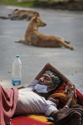 Paciente dorme dentro do complexo do hospital público em Varanasi, na Índia