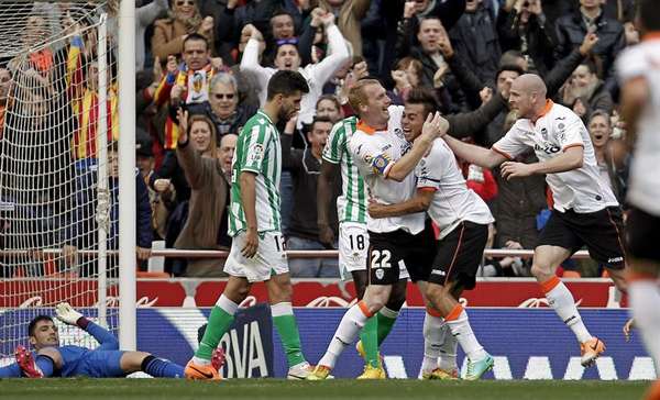 Eduardo Vargas se hizo presente en el marcador con un tanto a los 79 minutos en la gran victoria de su equipo por 5-0 sobre Betis en España.