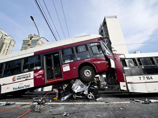 Acidente entre dois ônibus e um automóvel deixou dois mortos e oito feridos na avenida Vereador José Diniz na zona sul de São Paulo na manhã desta quarta-feira