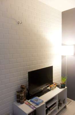 Já pensou em fazer uma parede de tijolo aparente em casa sem fazer qualquer tipo de reforma? Pois foi exatamente o que Joara Sabóia, leitora do blog Homens da Casa, fez em sua residência. Usando folhas de EVA, ela criou um efeito que imita a textura do tijolo aparente e permite repaginar a parede sem qualquer quebradeira ou sujeira. Veja a seguir como fazer