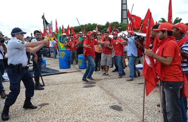 Policiais usam armas taser contra manifestantes durante protesto do MST