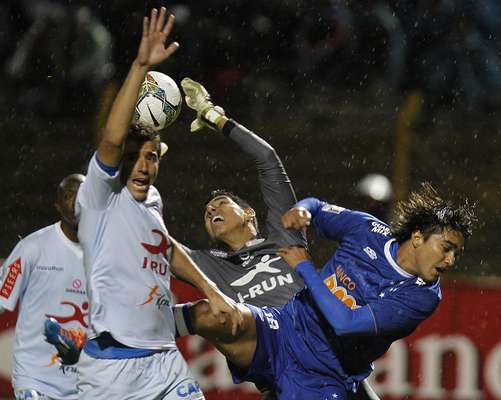 Fora de casa, o Cruzeiro não estreou bem na Libertadores: a equipe mineira saiu na frente, mas tomou a virada em Huancayo e perdeu por 2 a 1 para o Real Garcilaso em jogo marcado por atitudes racistas da torcida peruana contra o jogador Tinga
